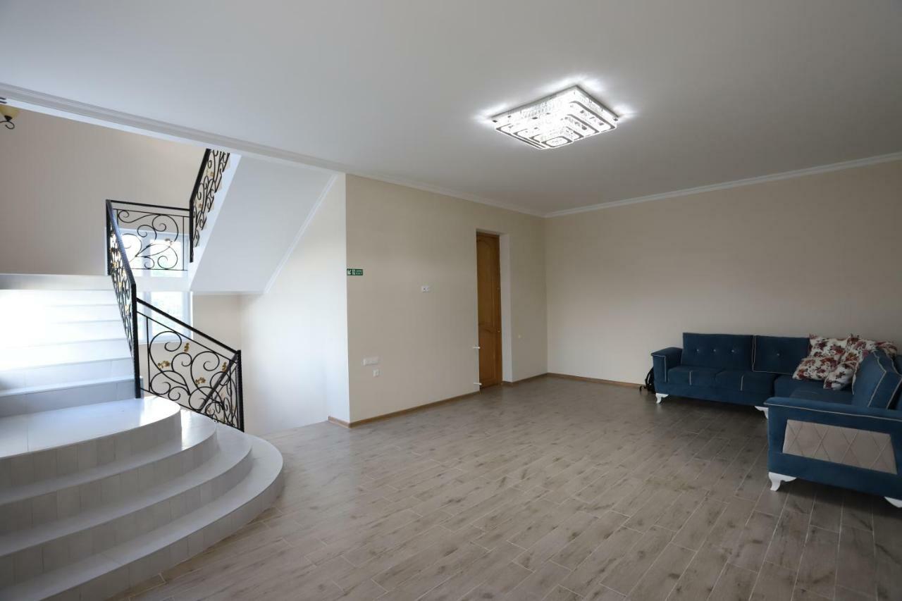 Hotel Hollywood Kutaisi Ngoại thất bức ảnh